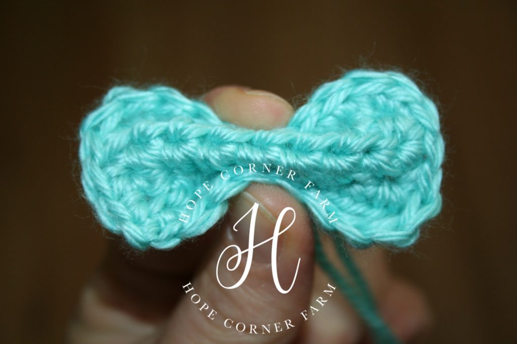 Crochet Mini Bow tutorial pinching the middle together Hope Corner Farm