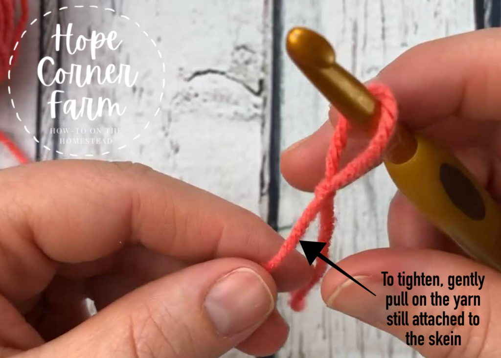 How to tighten the yarn on the hook