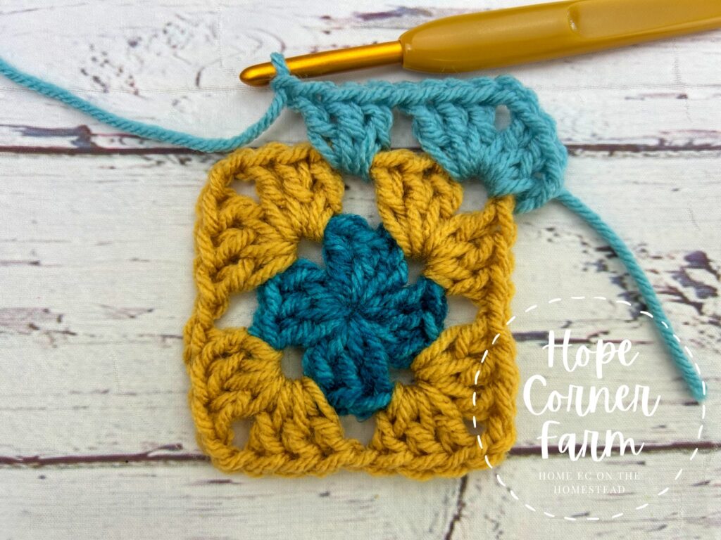 how to crochet a granny square round 3
